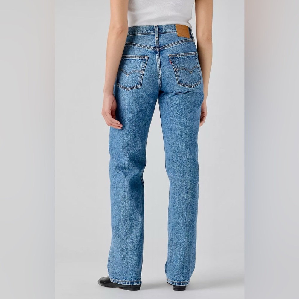 Levi’s 501 medium wash straight leg jeans 27x32